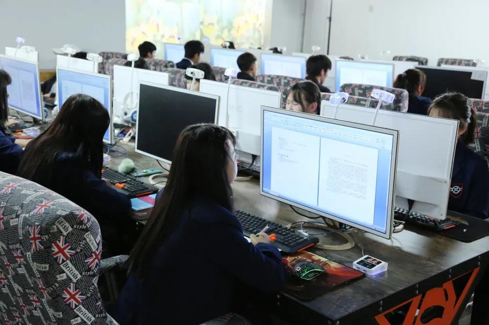 甘肅秦隴技工學(xué)校2020年招生簡(jiǎn)章——計(jì)算機(jī)網(wǎng)絡(luò)技術(shù)服務(wù)專(zhuān)業(yè)